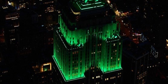 Empire State Building v zelených barvách